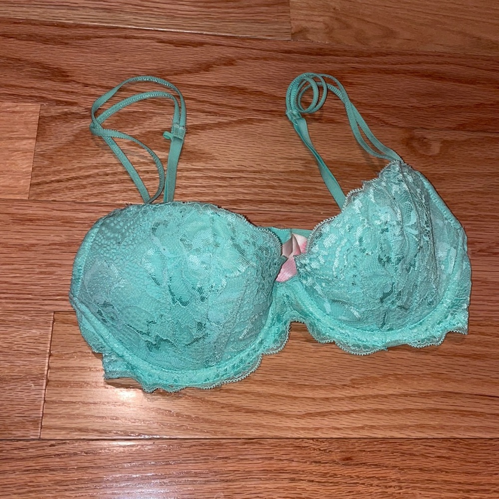 Victoria’s Secret 32C Cup Bra with adjustable closure and lace overlay/scalloped